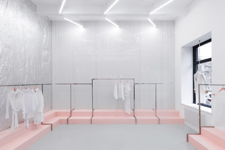 A Kiev, l'agence d'architecture AKZ Architectura a conçu une nouvelle boutique au design minimaliste et présentant des podiums roses.