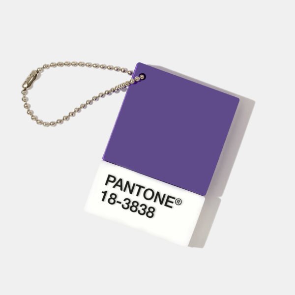 Comprendre la couleur de l'année grâce à des références de produits et mobilier design de la bonne couleur Pantone Ultra Violet 2018.