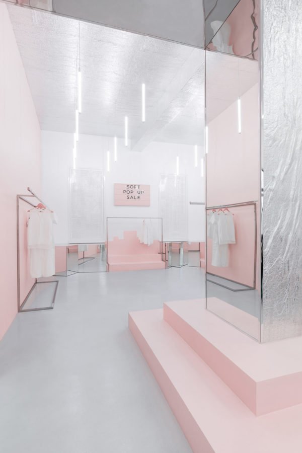 A Kiev, l'agence d'architecture AKZ Architectura a conçu une nouvelle boutique au design minimaliste et présentant des podiums roses.