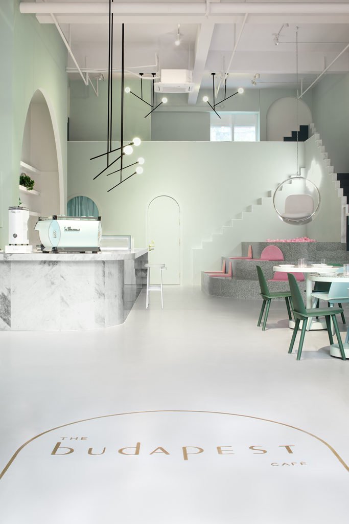 Le design intérieur aux tonalités vertes du Budapest Café à Chengdu, en Chine, par le studio Biasol s'inspire du style du réalisateur Wes Anderson.