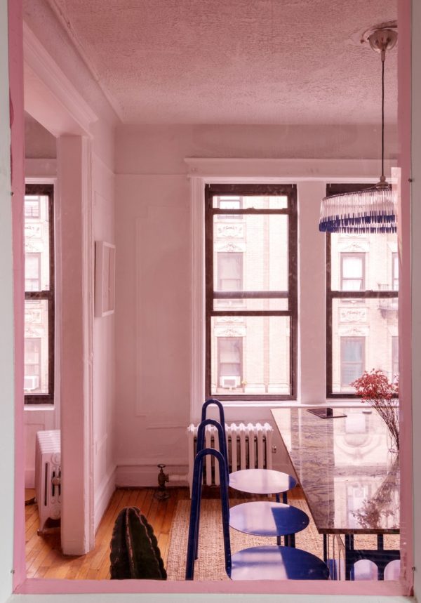 L'appartement d'Harry Nuriev, à Brooklyn, est un mélange entre un univers qui nous est familier, et le mobilier et couleurs phares du créateur.