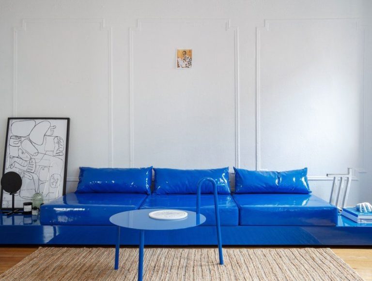 L'appartement d'Harry Nuriev, à Brooklyn, est un mélange entre un univers qui nous est familier, et le mobilier et couleurs phares du créateur.