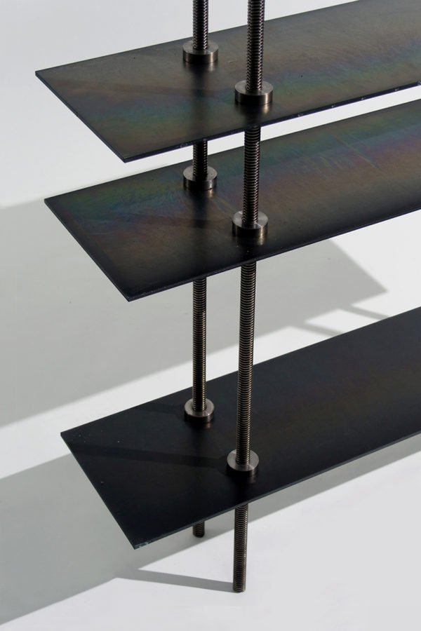 Le designer Johan Viladrich révèle les détails et les connections du mobilier qu'il conçoit.