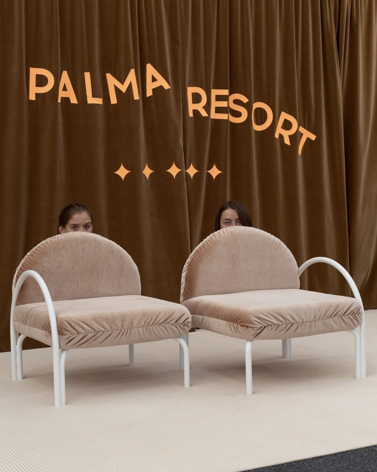 Le studio Palma de Alma rend hommage à l'esthétique des hôtels des années 90 avec leur collection de mobilier Resort.
