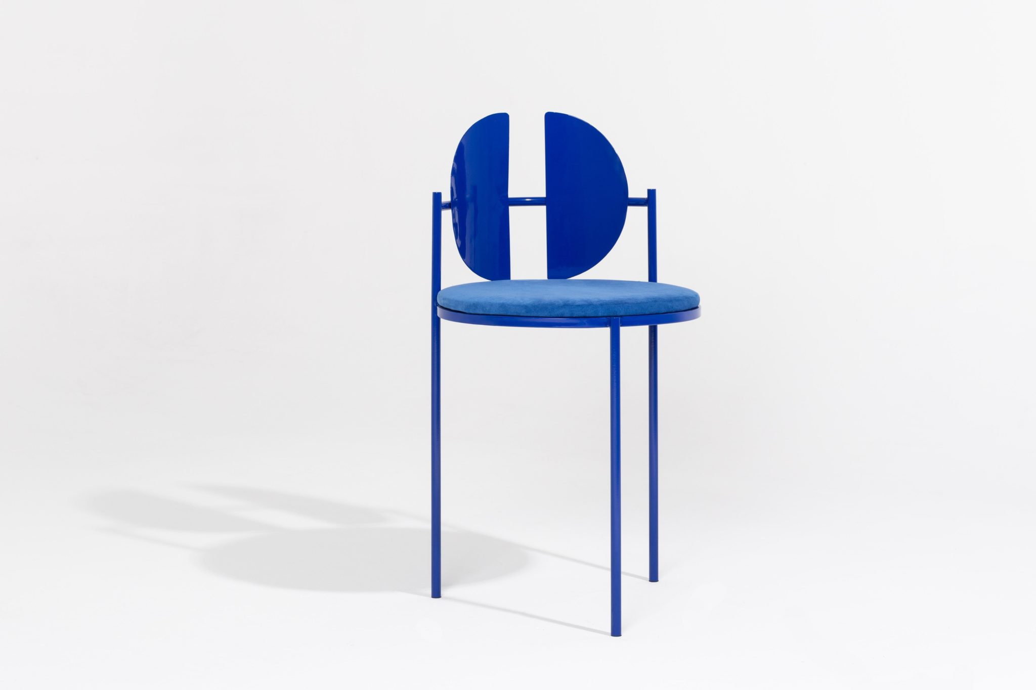 Chaise bleu Klein, par Angel Mombiedro