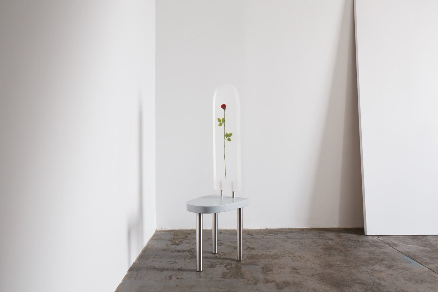 Chaise Mono Rose par le designer Américain Winston Cuevas pour Huskdesignblog à Art Elysées