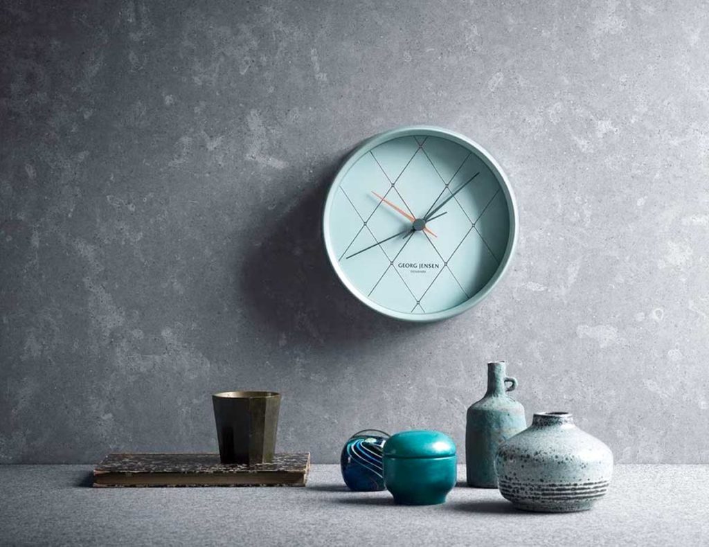 Horloge Georg Jensen avec de la vaisselle artisanale en céramique