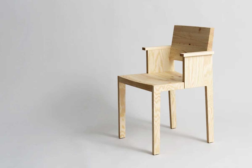 Chaise en bois conçue par Ronan Bouroullec pour Vaarnii