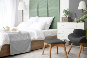 Une décoration élégante et naturelle dans une chambre parentale