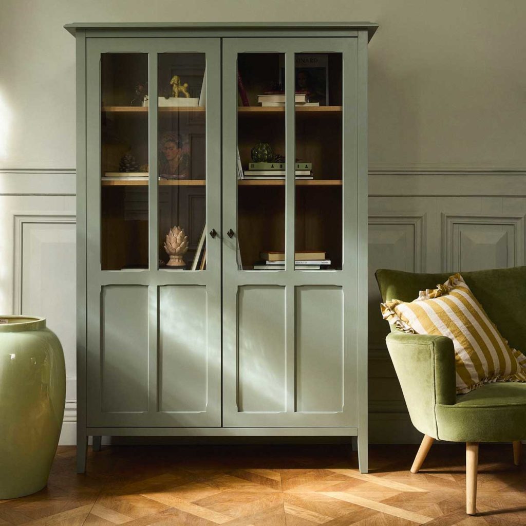 teintes vertes et fauteuil en velours