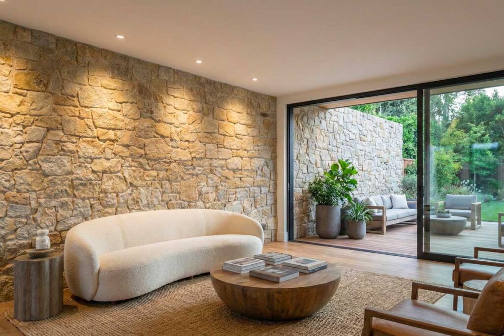 salon avec parement en granit