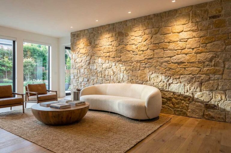 salon avec parement en granit